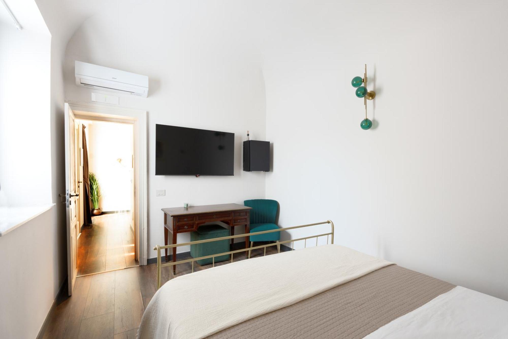 Holiday Lux Boutique Room Катания Экстерьер фото