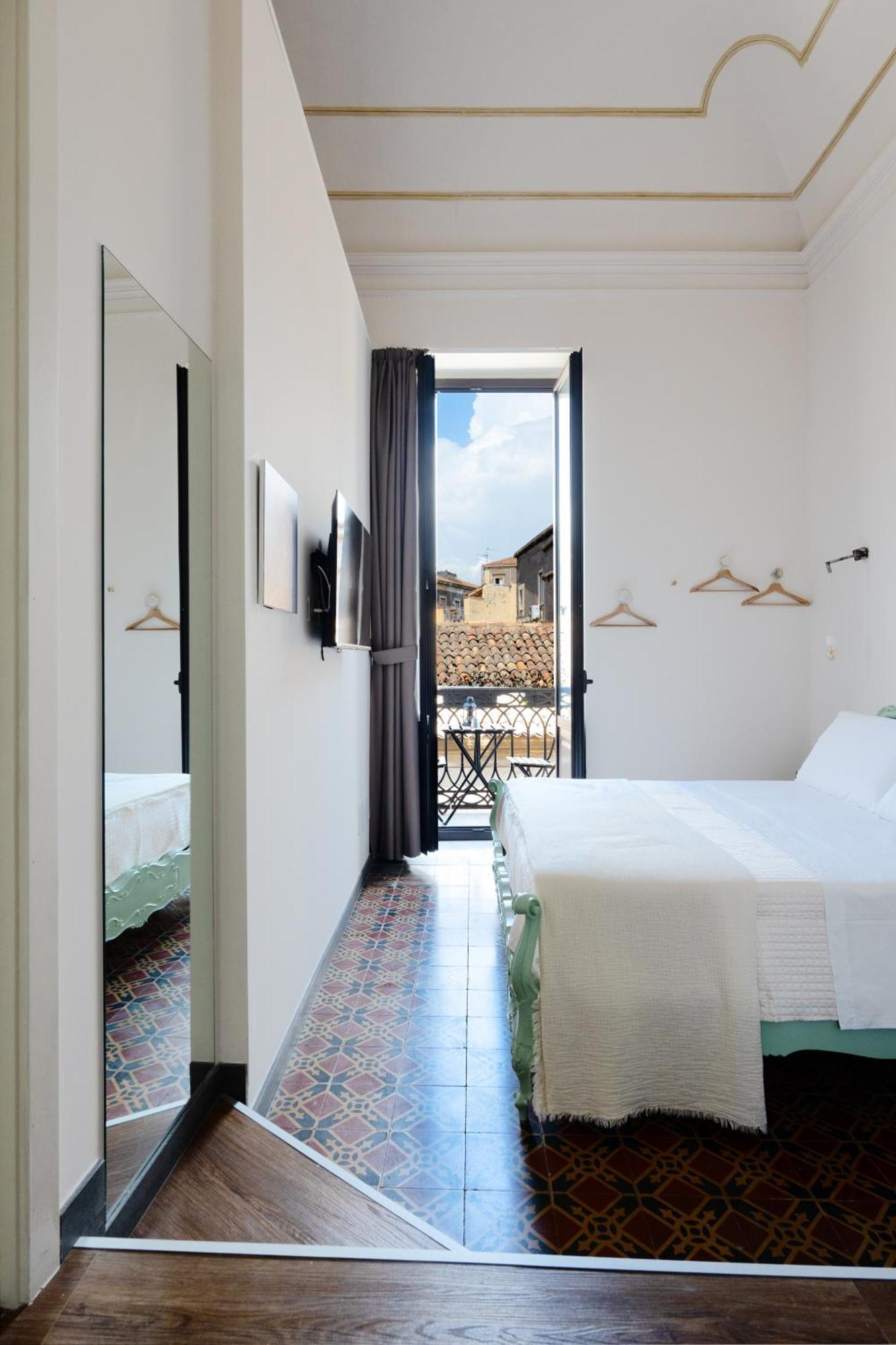 Holiday Lux Boutique Room Катания Экстерьер фото