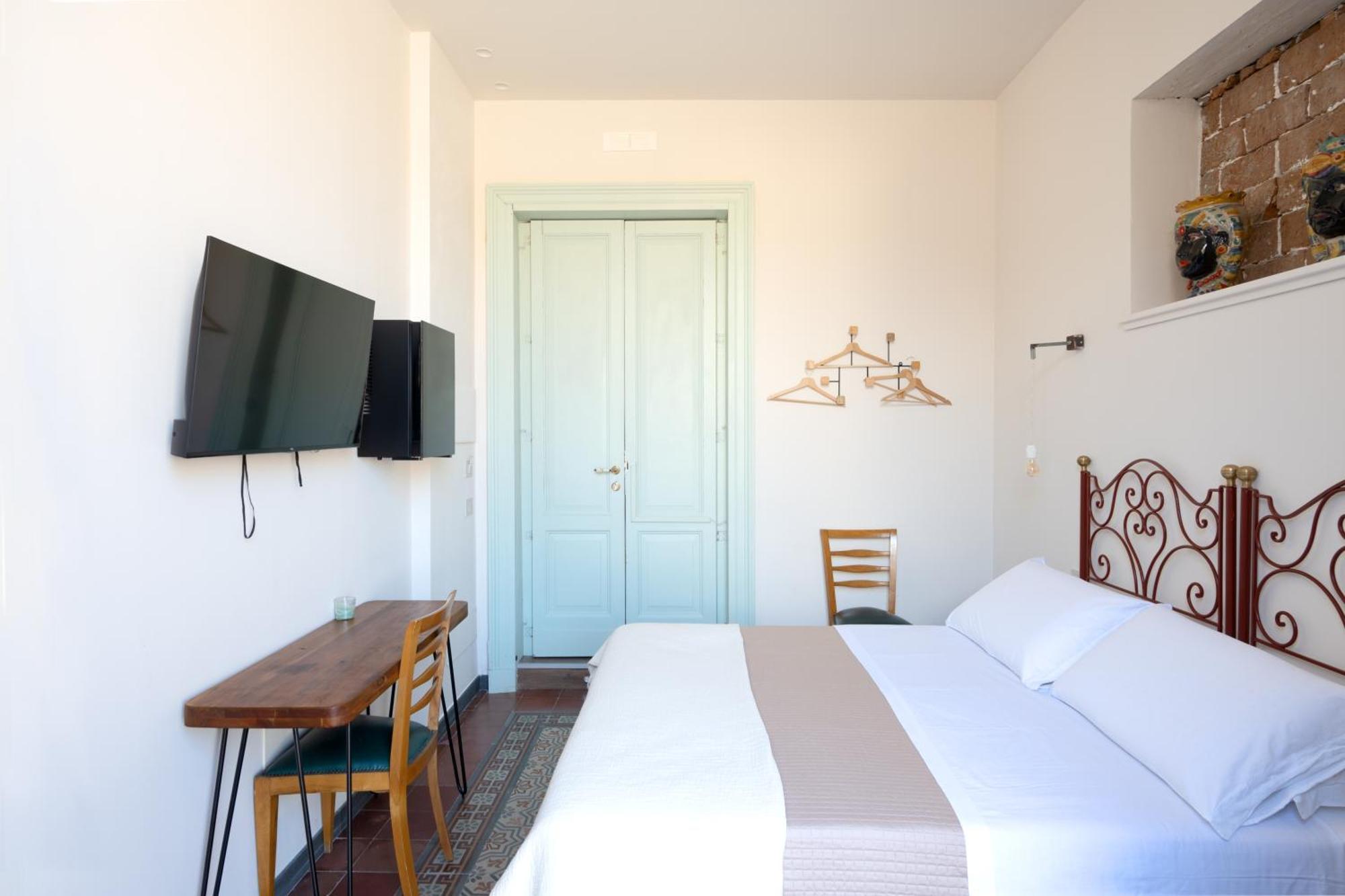 Holiday Lux Boutique Room Катания Экстерьер фото